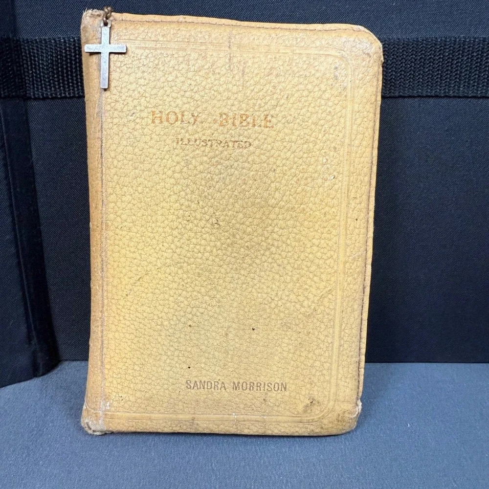 Holy Bible KJV Self Pronouncing Ed. World Cross‎ Zipper Yellow Gold Leather
